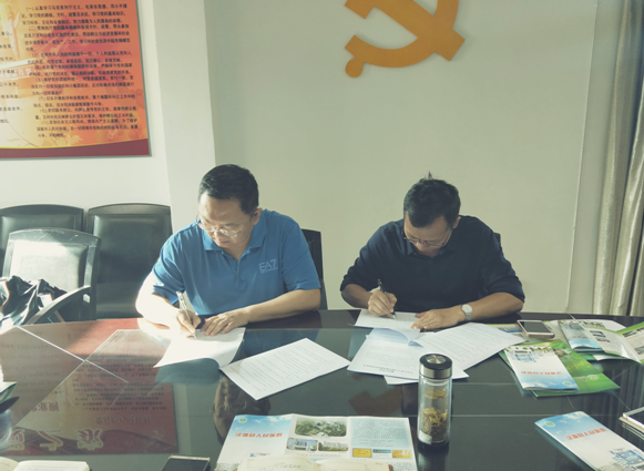 云博(中国)院长赵牧与汉源县人民医院院长程立康签订实习与就业基地合作协议